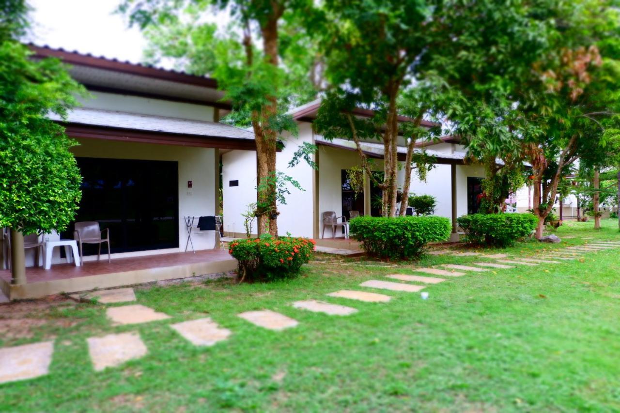Saphli Villa Chumphon Bagian luar foto